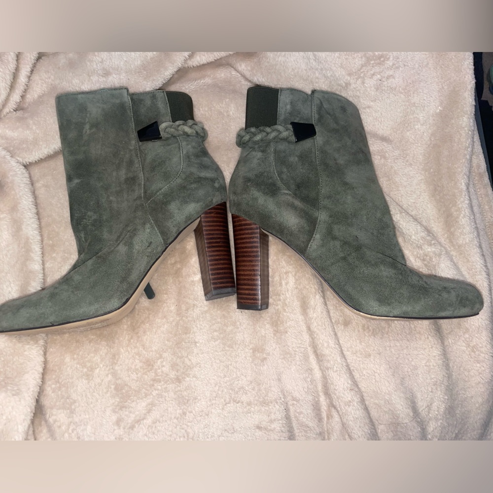 Saks fifth avenue boots suede green so pretty used once